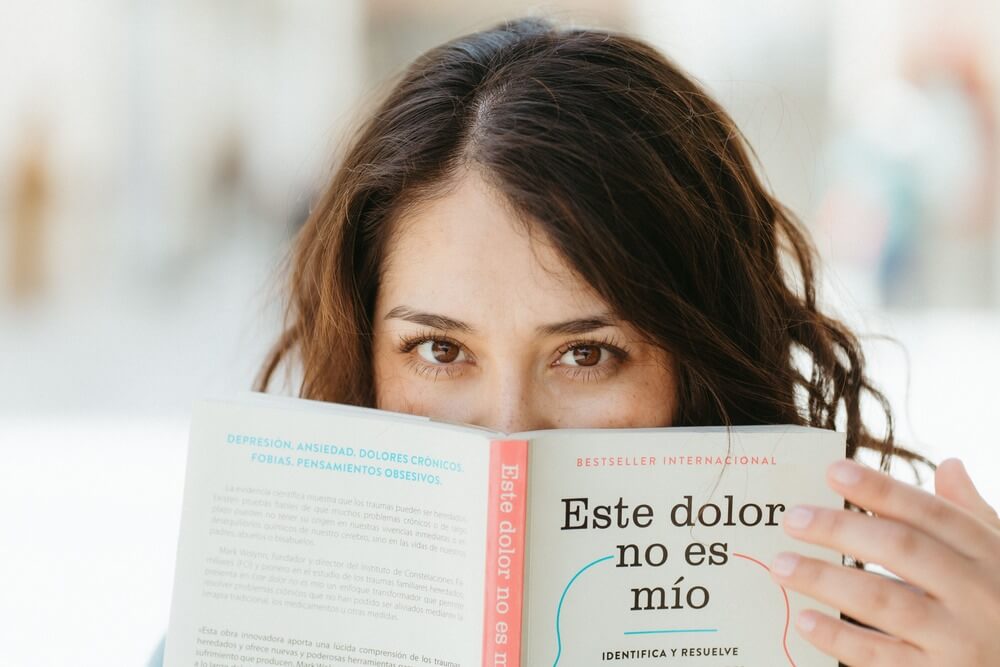 A woman reading a Spanish book